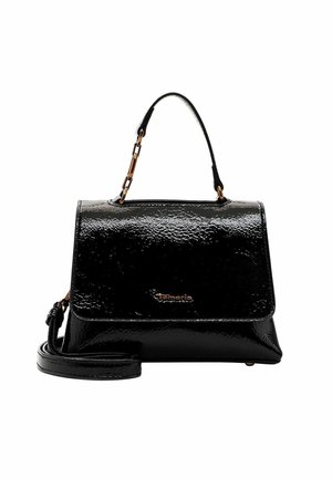 Petit sac à main noir en cuir verni avec une poignée supérieure, des maillons de chaîne dorés, un rabat à l'avant et une bandoulière amovible.