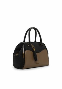 Zwarte en tan handtas met een gestructureerde afwerking, gebogen ontwerp, gouden hardware accenten en een decoratieve kwast. Voorzien van een ritssluiting.