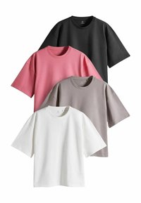 Vier T-Shirts ausgestellt: schwarz, pink, grau und weiß, mit einem lässigen Schnitt, Rundhalsausschnitt und kurzen Ärmeln, aus einem glatten Stoff.