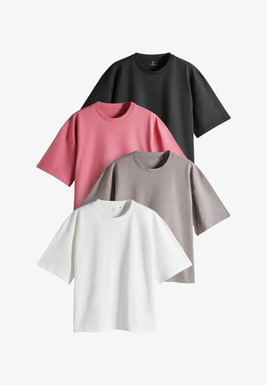 Quatre T-shirts exposés : noir, rose, gris et blanc, présentant une coupe décontractée, un col rond et des manches courtes, en tissu lisse.