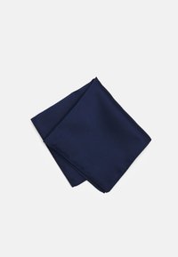 Pochette en soie bleu marine, texture lisse, soigneusement pliée avec des bords pointus, présentant un léger éclat et sans motifs ni accents visibles.