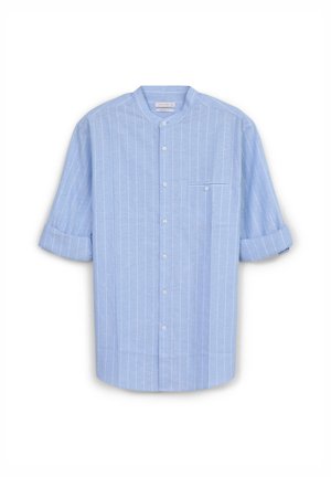 Camicia azzurra chiara a maniche corte con righe bianche verticali, colletto alla cinese, chiusura con bottoni e taschino sul lato sinistro con una linea orizzontale.