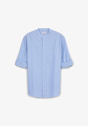 Hellblaues kurzärmliges Hemd mit vertikalen weißen Streifen, Mandarin-Kragen, Knopfverschluss und einer linken Brusttasche mit einer horizontalen Linie.