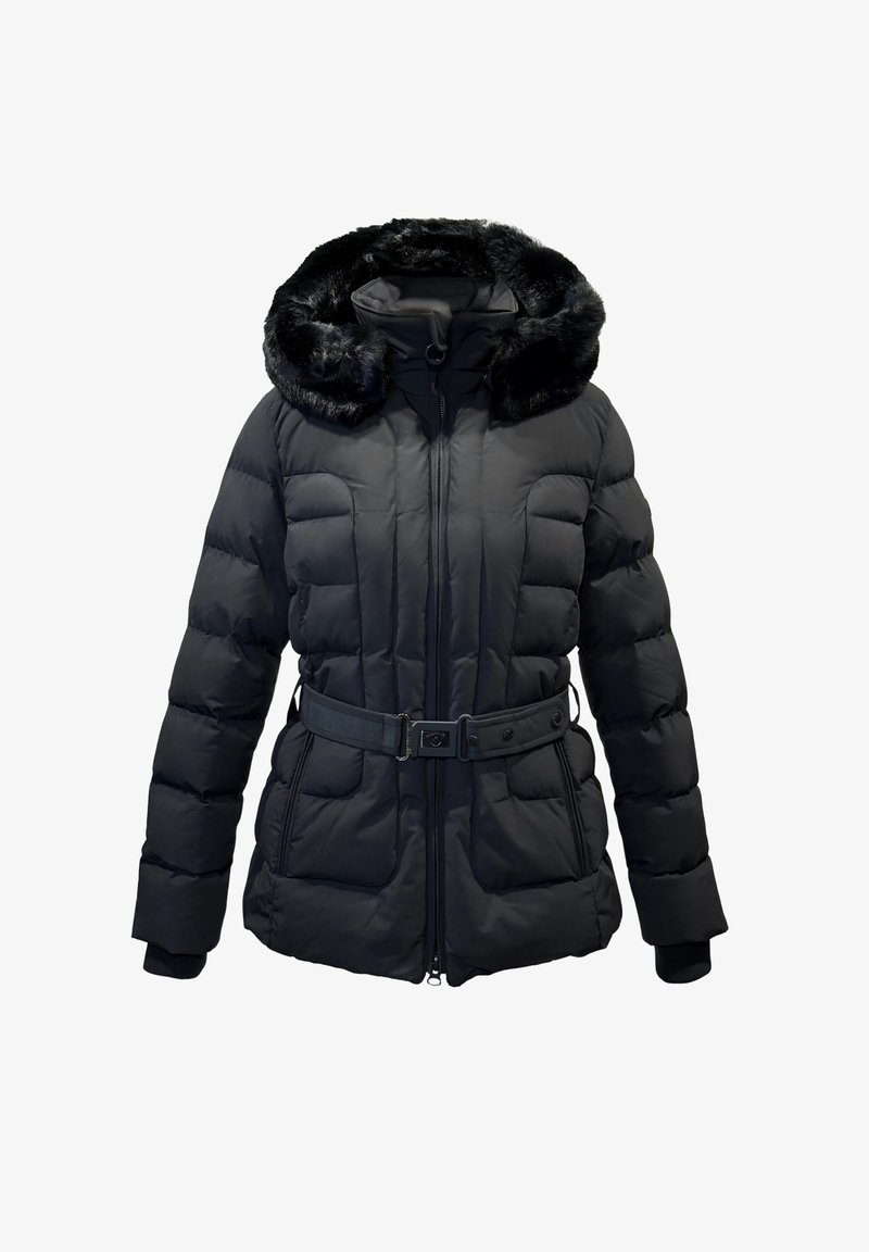 Schwarze Steppjacke mit einer Kapuze aus Kunstpelz, tailliertem Gürtel, Reißverschluss und gestepptem Design mit horizontalen und vertikalen Segmenten.