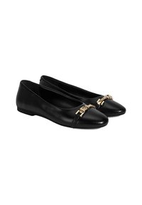 Schwarze Leder Ballerinas mit spitzem Zehenbereich, versehen mit einem goldfarbenen Hardware-Akzent an der Vorderseite und einer flachen Sohle.