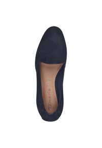 Sötétkék velúr slip-on cipő kerek orral, puha béléssel és elasztikus szélekkel a szoros illeszkedésért. Minimalista design, fémlapok és egyéb díszítések nélkül.