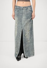 Džinsinė maksi sijonas su mėlynų gyvatėspaudų raštu, priekinėmis plyšio detalėmis, nuskylusiomis akcentais ir standartiniais kišeniais juosmens srityje. Lygus paviršius.