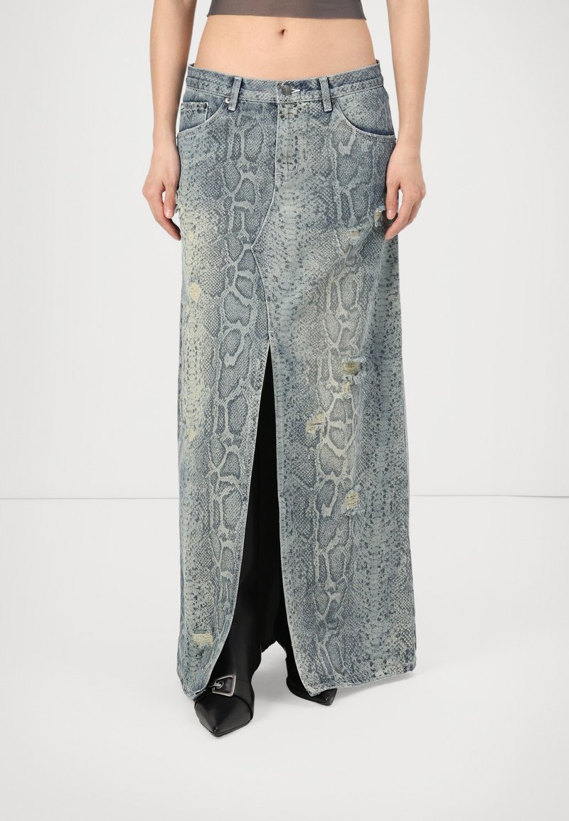 Džinsinė maksi sijonas su mėlynų gyvatėspaudų raštu, priekinėmis plyšio detalėmis, nuskylusiomis akcentais ir standartiniais kišeniais juosmens srityje. Lygus paviršius.