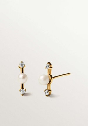 Pendientes de botón de oro con una perla central flanqueada por dos pequeñas piedras redondas y transparentes a cada lado.