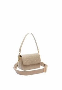 Sac à main matelassé beige avec quincaillerie dorée, doté d'une fermeture à rabat et d'une bandoulière amovible. Texture lisse avec un détail de motif en diamant.