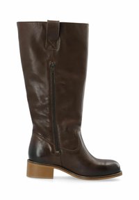 Rjave usnjene škornje do kolen z božnim zadrgo, okroglo točko in nizko zloženo peto. Gladka tekstura z rahlim sijajem.