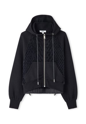 Felpa nera con cappuccio e cerniera frontale, caratterizzata da pannelli in tessuto lavorato a maglia sui lati, coulisse e polsini e orlo a coste. Tessuto con leggero effetto lucido.