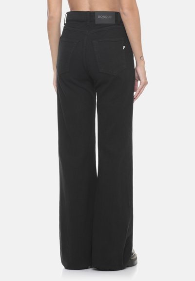 Pantaloni in denim neri a gamba larga con vita alta, dotati di un'etichetta con marchio sul retro, due tasche posteriori e una superficie liscia.