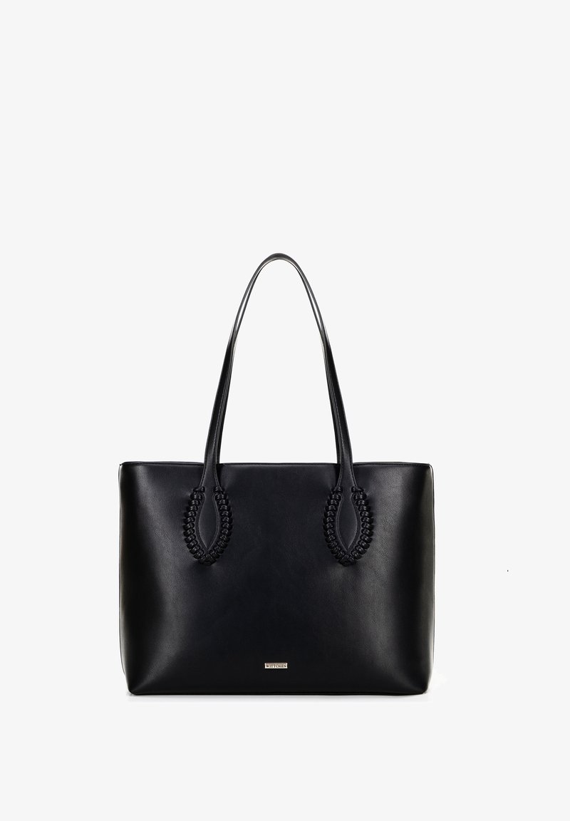 Bolso tote de cuero negro con acentos de asas trenzadas y una superficie suave. Presenta una forma rectangular y un logotipo de la marca sutil en la parte frontal.