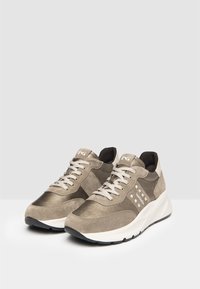 Graue Wildleder- und Textilsneaker mit cremefarbenen Schnürsenkeln, metallischen Akzenten und einer klobigen weißen Sohle. Verfügt über diamantförmige Nieten an der Seite.