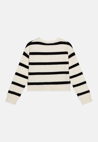 Maglione corto a strisce nero e crema con scollo rotondo, tessuto lavorato a maglia, e polsini e orlo a costine. Vista da dietro.