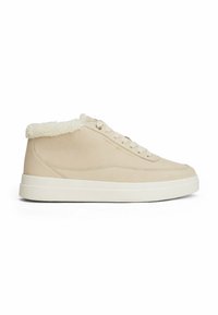 Baskets montantes beiges en daim avec un col moelleux blanc et un laçage, dotées d'une semelle texturée et d'un branding minimal.
