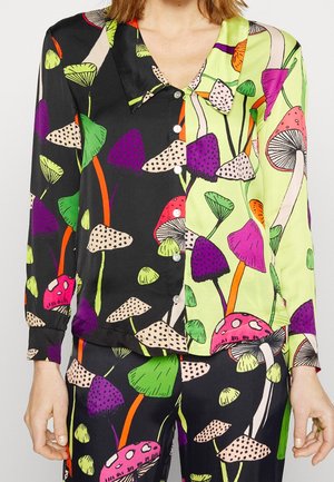 Langärmliges Hemd mit Knöpfen und Hose mit bunten, abstrakten Pilzmuster auf schwarzem und hellgrünem Hintergrund.