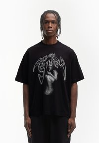 FAVELA HIDING IN SHADOWS UNISEX - Print T-shirt - black