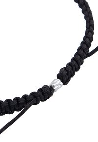 Schwarzes Paracord-Armband mit einer strukturierten silbernen Metallperle in der Mitte. Strapazierfähiges Material mit einem geflochtenen Design und verstellbarer Länge.