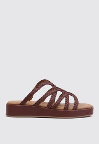 Sandalias deslizantes marrones de trenzado con cuatro tiras trenzadas, suela de plataforma redondeada y plantilla suave de color tostado. Diseño casual con un acabado texturizado.