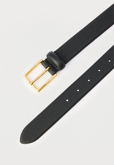 Μαύρη δερμάτινη ζώνη με υφή, με χρυσή ορθογώνια αγκράφα και πολλαπλές οπές ρύθμισης σε λευκό φόντο.