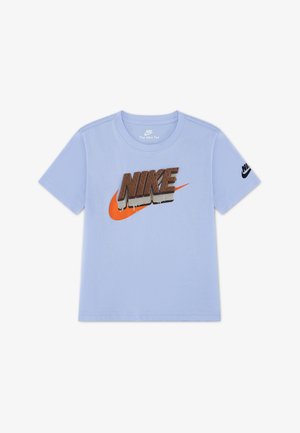 Svijetloplava Nike majica s narančastim znakom i tekstom "NIKE" dizajniranim da izgleda poput kapajuće čokolade i kreme.