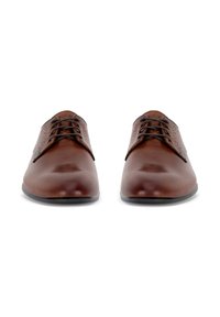 Hnědé kožené šněrovací boty s hladkým povrchem, perforovanými detaily po stranách a štíhlým, prodlouženým tvarem. Pevná černá podrážka.