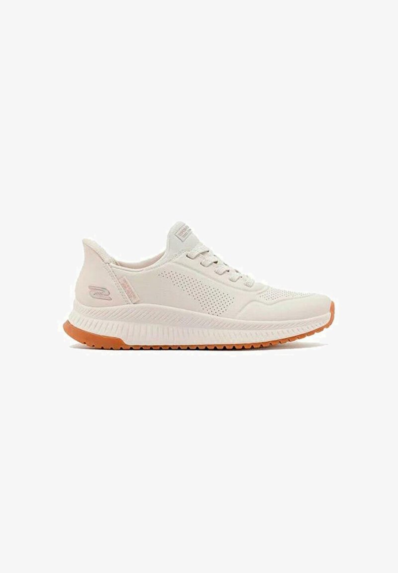 Białe buty sportowe wykonane z oddychającej siateczki z teksturowanymi akcentami, z amortyzowaną podeszwą i pomarańczową gumową podeszwą zewnętrzną zapewniającą przyczepność.