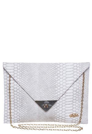 Pochette enveloppe blanche à texture peau de serpent avec une fermeture triangulaire dorée et une fine chaîne dorée, avec un petit logo doré dans un coin.