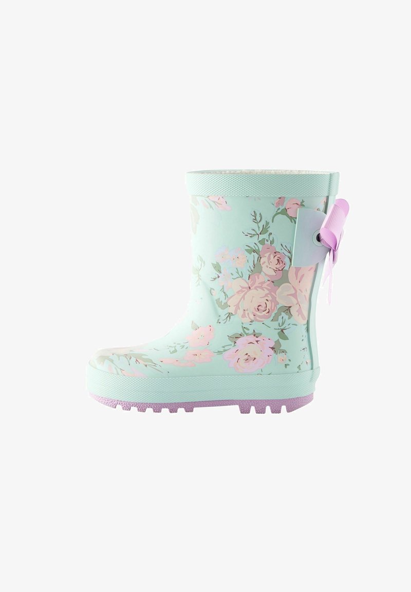 Botte de pluie bleue clair avec des motifs floraux en rose et vert, en matériau en caoutchouc texturé, semelle violette et nœud décoratif à l'arrière.