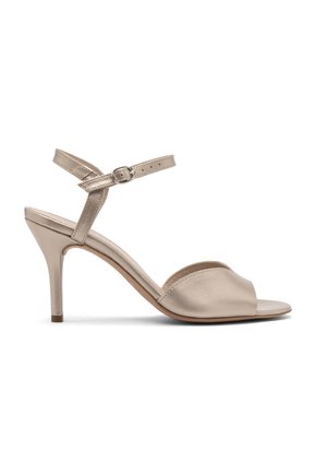 Sandal beige con tacco alto, con punta aperta e una larga fascia frontale. Caratterizzata da una cinghia regolabile alla caviglia con fibbia metallica. Texture in pelle liscia.