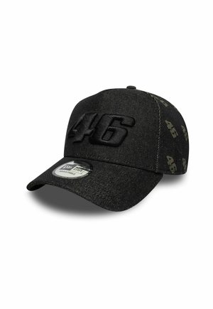 Schwarze verstellbare Baseballkappe mit erhabener "46" vorne und wiederholtem "46"-Muster auf den Seitenteilen, strukturierte Stoffoberfläche.