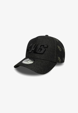 Schwarze verstellbare Baseballkappe mit erhabener "46" vorne und wiederholtem "46"-Muster auf den Seitenteilen, strukturierte Stoffoberfläche.