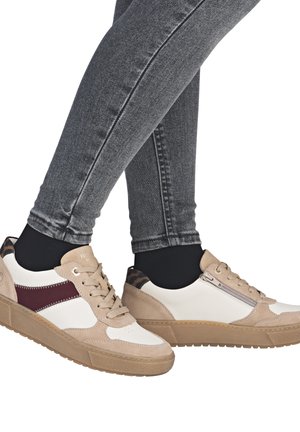 Beige- und weiße Sneakers aus Wildleder und Leder mit burgunderfarbenen Akzenten, einer strukturierten Sohle und einem Reißverschlussdetail.