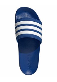 Plave klizne sandale s teksturiranim sintetičkim gornjim dijelom, s tri bijele pruge i oblikovanom podlogom za stopalo. Adidas logo utisnut na potplatu.