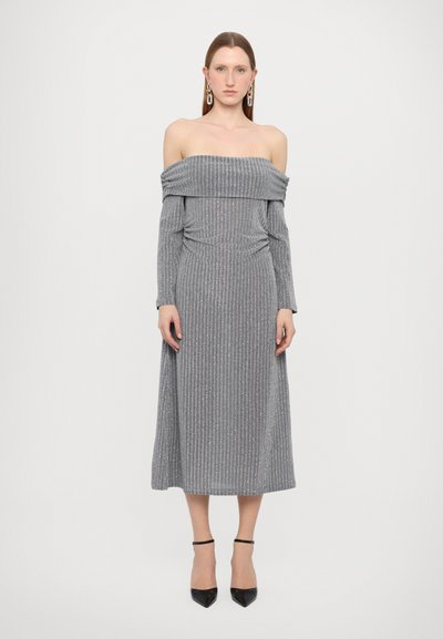 Robe grise à épaules dénudées en maille côtelée avec des manches longues, tissu texturé et corsage ajusté, présentant une longueur midi et de subtils détails de fronces.