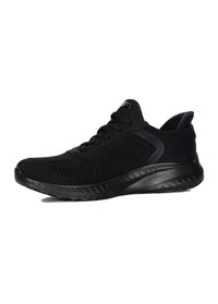Schwarze Sport Schuhe mit einem Mesh-Obermaterial, strukturierten Seitenpanelen, runder Zehenpartie und einer gepolsterten Sohle. Mit Schnürsenkeln und einer Zuglasche an der Ferse.