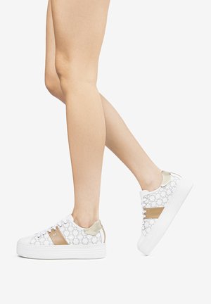 Sneakers platform bianchi con un motivo texture, dettagli dorati sui lati e una linguetta sul tallone di colore beige liscio. Con lacci e suole in gomma.