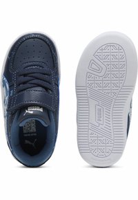 Morske plave dječje tenisice s teksturiranim kožnim gornjim dijelom, vezanjem i trakastim zatvaranjem, podstavljenim ovratnikom i bijelim gumenenim potplatom koji ne ostavlja tragove.