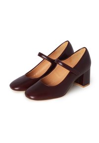 Bordeaux kožené Mary Jane podpatky s kulatou špičkou, středně vysokým blokovým podpatkem a tenkým páskem přes nárt; hladká textura.