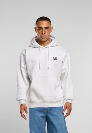 Grijze hoodie gemaakt van zachte stof met een voorste buidelzak, capuchon met trekkoord en een klein geborduurd logo op de borst.