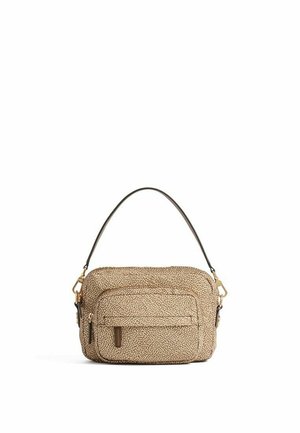 Piccola borsa a tracolla beige testurizzata con manico nero, tasca frontale con zip e minuteria color oro su sfondo bianco.