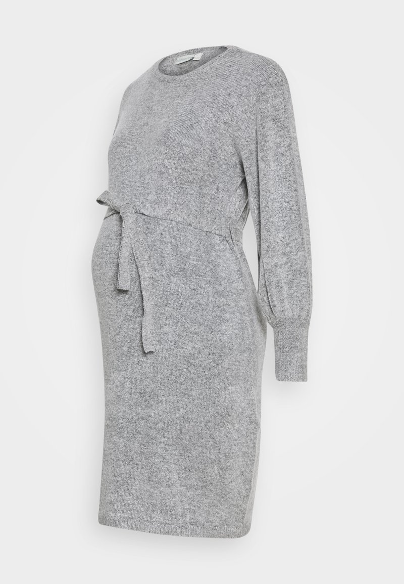 Robe de maternité en maille grise douce, manches longues, col rond et ceinture à nouer à la taille.