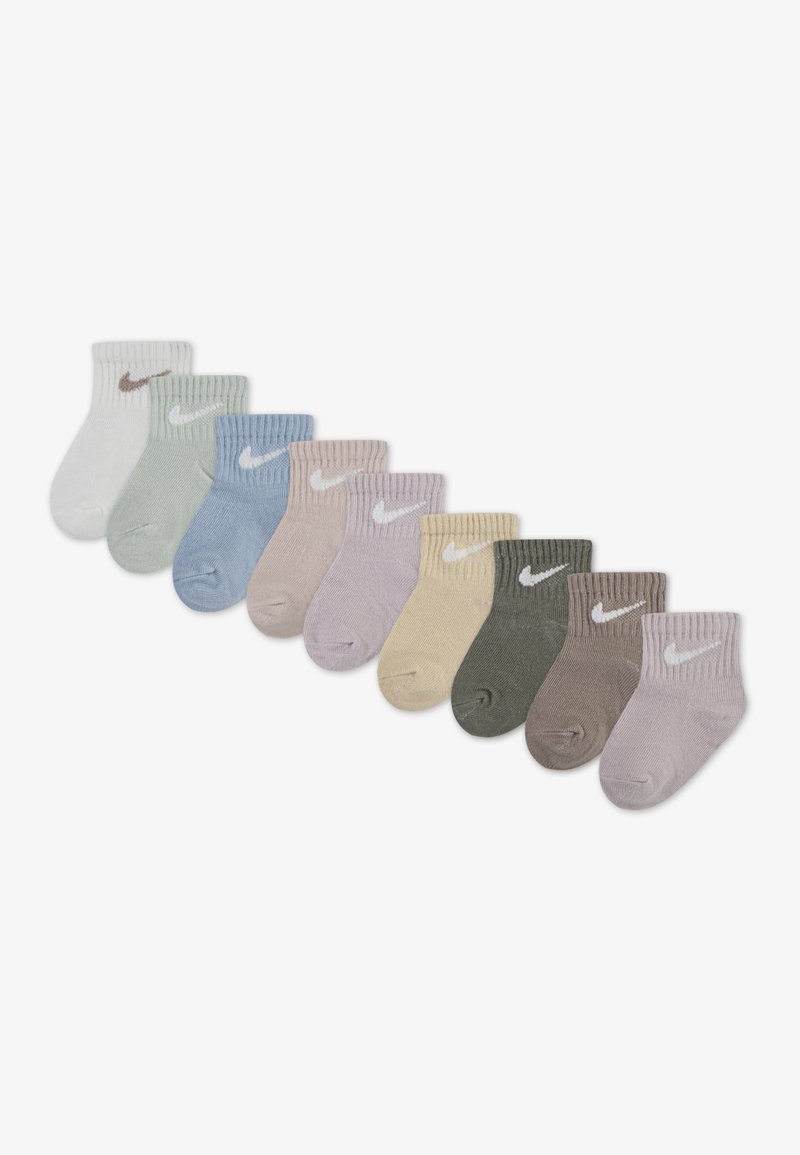 Dešimt porų kulkšninių kojinių įvairių pastelinių spalvų, su raukiniais ant kraštų ir mažesniu „Nike“ logotipu kontrastingomis spalvomis.