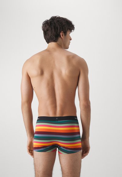 Boxer-briefs pour hommes à rayures multicolores de vert, orange, violet et rouge, dotés d'une ceinture noire avec une marque.