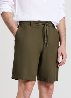 BERMUDA CENTRALE  - Shorts - verde militare