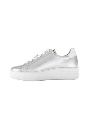 Sneaker metallici argento con una finitura liscia, lacci bianchi, punta rotonda e una suola bianca spessa con leggere scanalature.