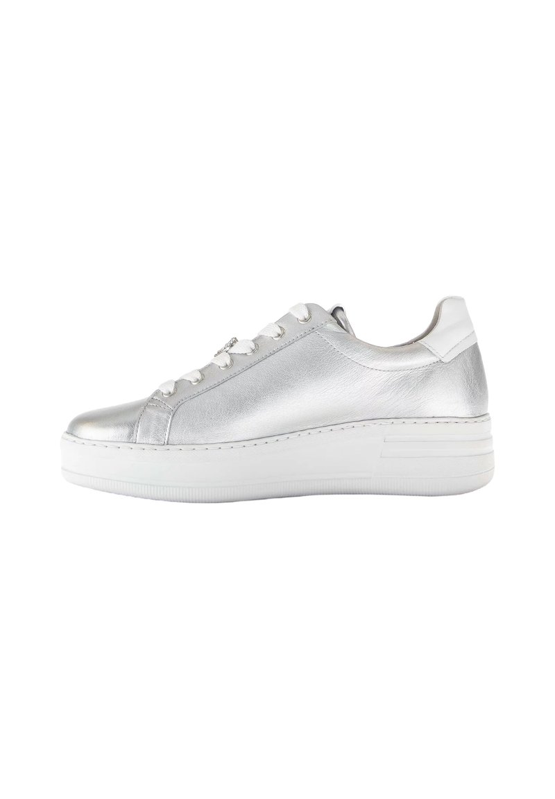 Sneaker metallici argento con una finitura liscia, lacci bianchi, punta rotonda e una suola bianca spessa con leggere scanalature.
