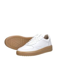 Weißer Low-Top-Sneaker mit hellbrauner Gummisohle, Schnürverschluss und gesteppter Details, gezeigt aus Seiten- und Sohlenansicht auf weißem Hintergrund.